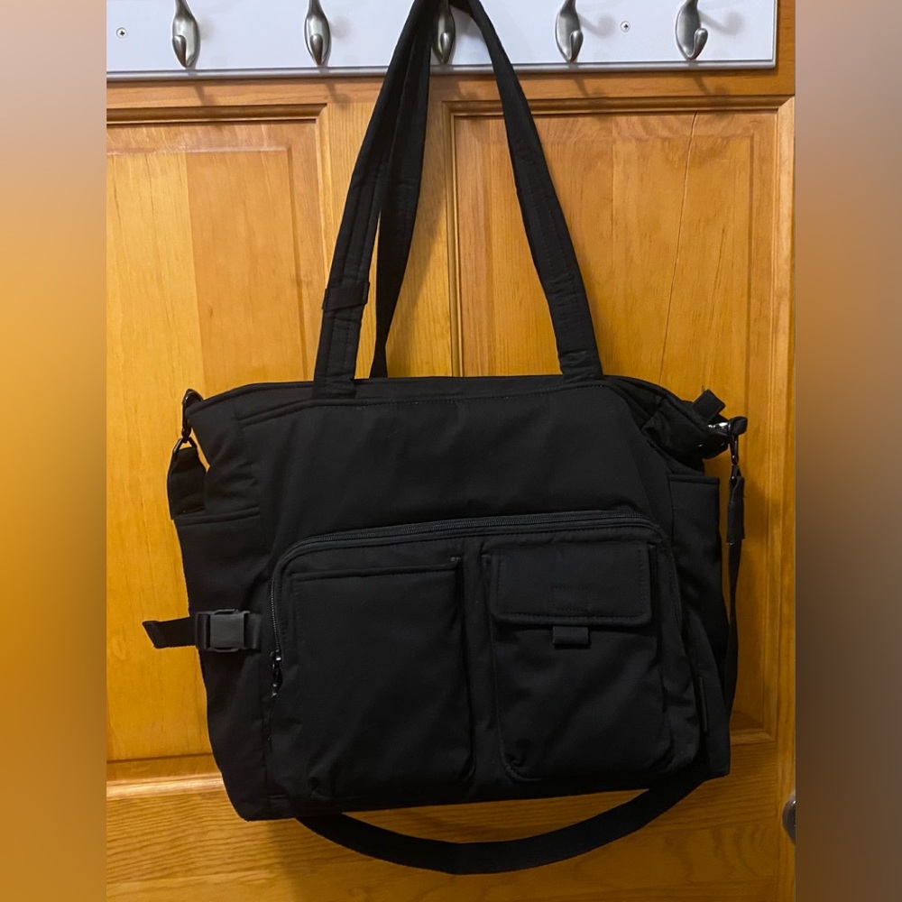 Vera Bradley black cargo  tote. Black very good condition.